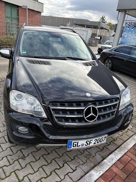 Schwarz Gebraucht 2010 Mercedes ML300 Edition SUV | 11.750 € (Fairer Preis) - Bild 1/4