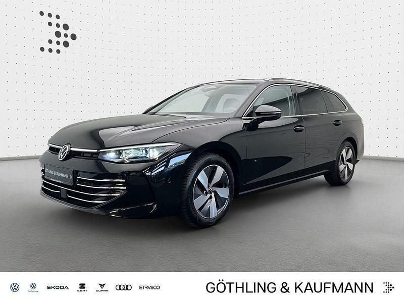 Grenadillschwarz metallic Gebraucht 2024 VW Passat Elegance Kombi | 35.480 € (Superpreis) - Bild 1/4