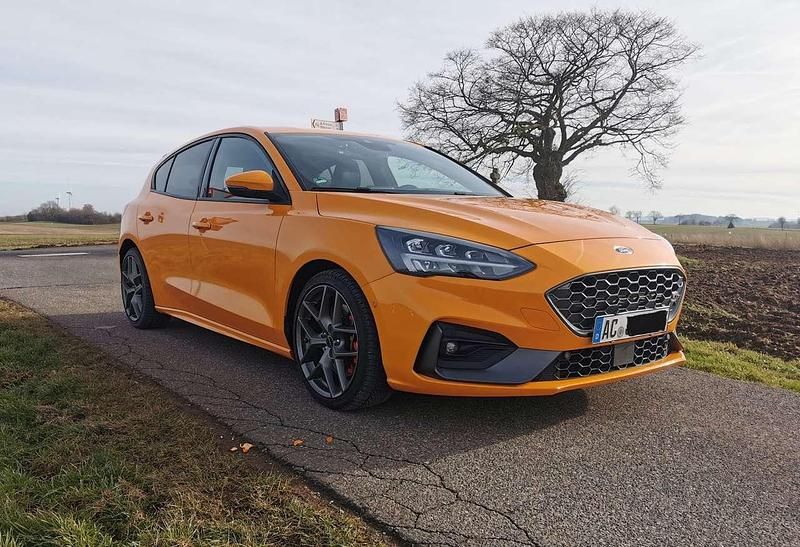 Orange Gebraucht 2022 Ford Focus ST Limousine | 24.000 € (Superpreis) - Bild 1/4