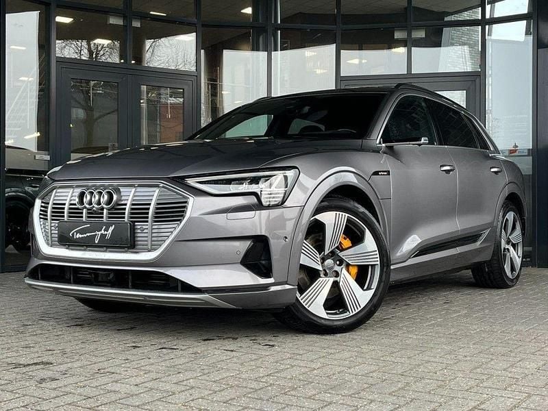 Grau Gebraucht 2019 Audi e-tron Sport SUV | 28.450 € (Superpreis) - Bild 1/3