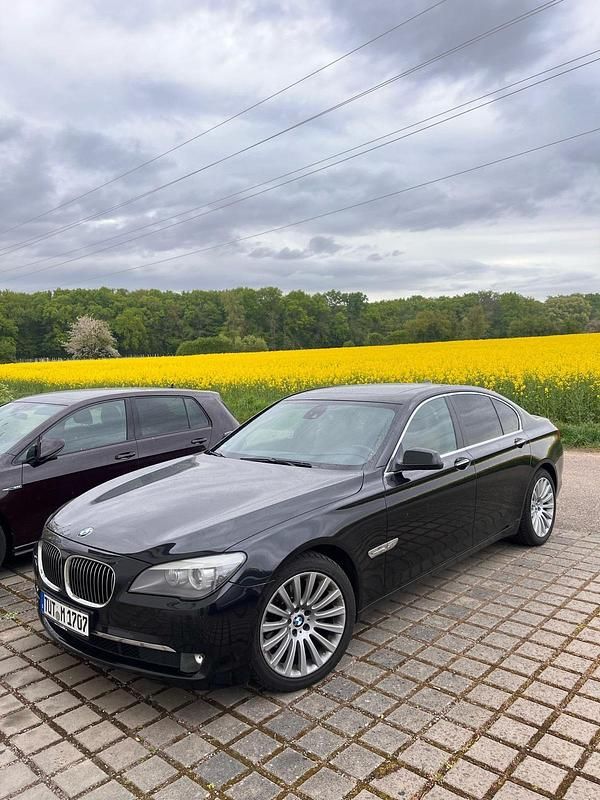 Schwarz Gebraucht 2011 BMW 740 Limousine | 11.800 € (Fairer Preis) - Bild 1/4