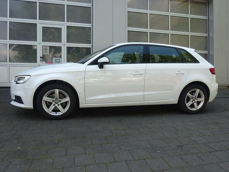 Weiß Gebraucht 2020 Audi A3 Sportback g-tron Basis Limousine | 21.180 € (Fairer Preis) - Bild 1/4