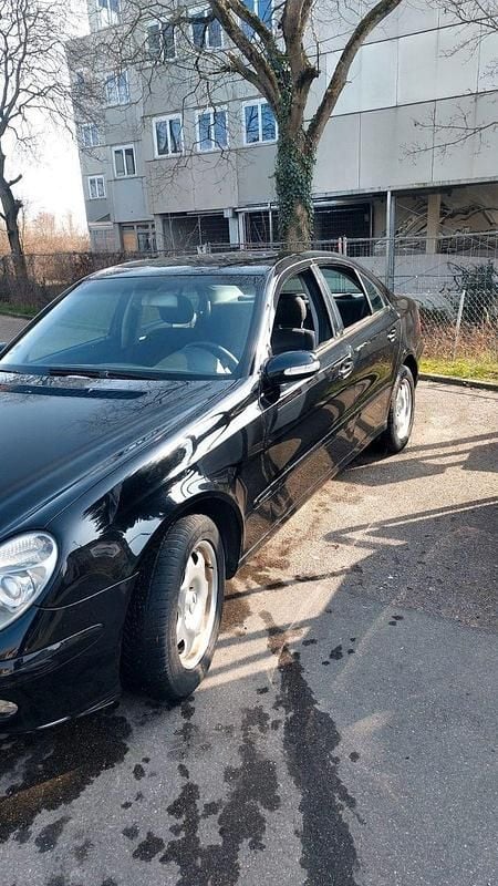 Gebraucht Mercedes E220 Avantgarde 150 PS (110 kW) 2003 Schwarz Limousine