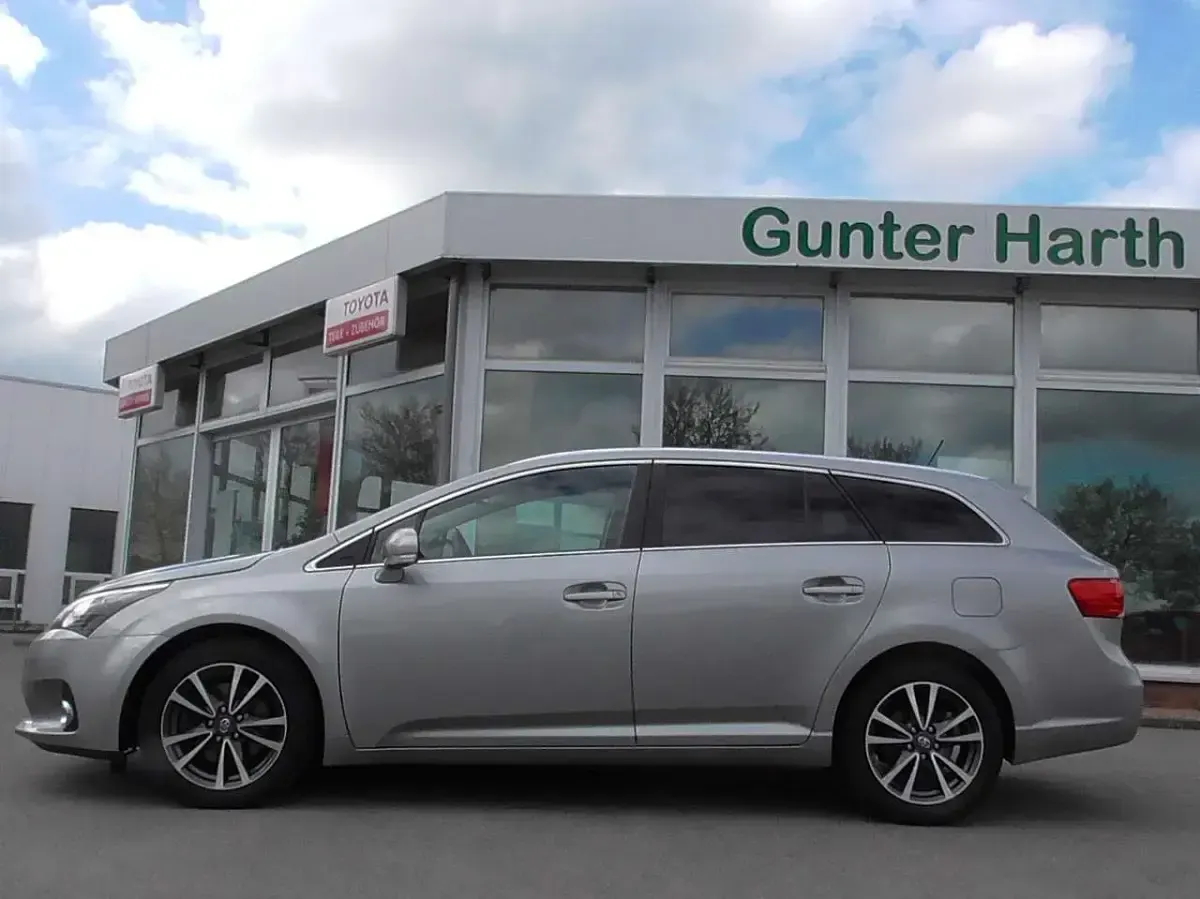 Gebraucht Toyota Avensis 150 PS (110 kW) 2013 New medium silver Kombi