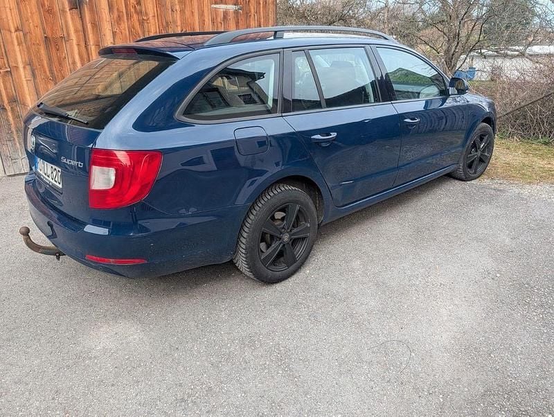 Gebraucht Skoda Superb 140 PS (102 kW) 2011 Blau Limousine