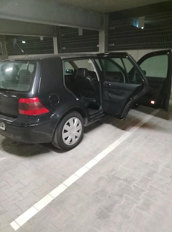 Schwarz Gebraucht 2000 VW Golf IV Limousine | 2.650 € - Bild 1/4