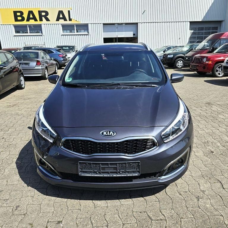Grau Gebraucht 2016 Kia Ceed Kombi | 9.950 € (Fairer Preis) - Bild 1/4