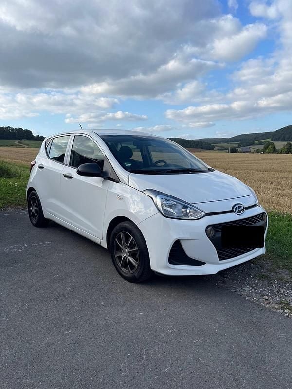 Weiß Gebraucht 2017 Hyundai i10 Kleinwagen | 6.450 € (Guter Preis) - Bild 1/4
