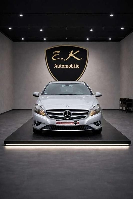 Gebraucht Mercedes A180 122 PS (89 kW) 2013 Polarsilber Kleinwagen
