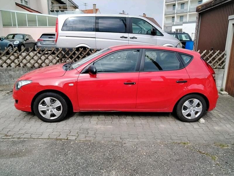 Gebraucht Hyundai i30 110 PS (80 kW) 2009 Rot Limousine