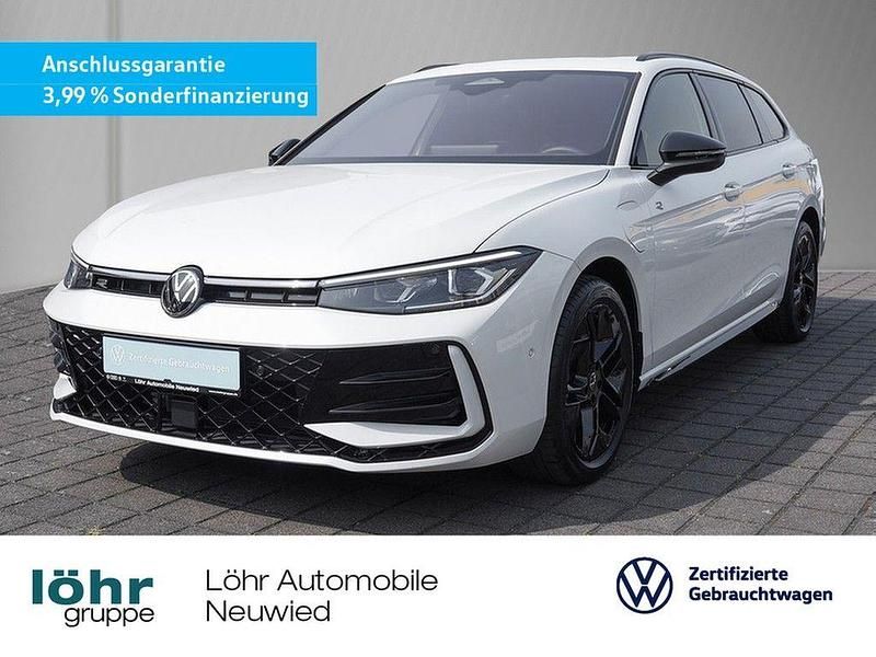 Oryxweiß perlmutteffekt Gebraucht 2024 VW Passat R-line Kombi | 44.980 € (Superpreis) - Bild 1/3