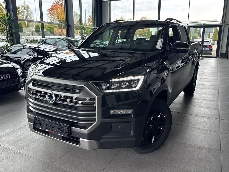 Dunkel schwarz metallic Neu 2025 Ssangyong (KGM) Musso Sapphire SUV | 39.990 € - Bild 1/3