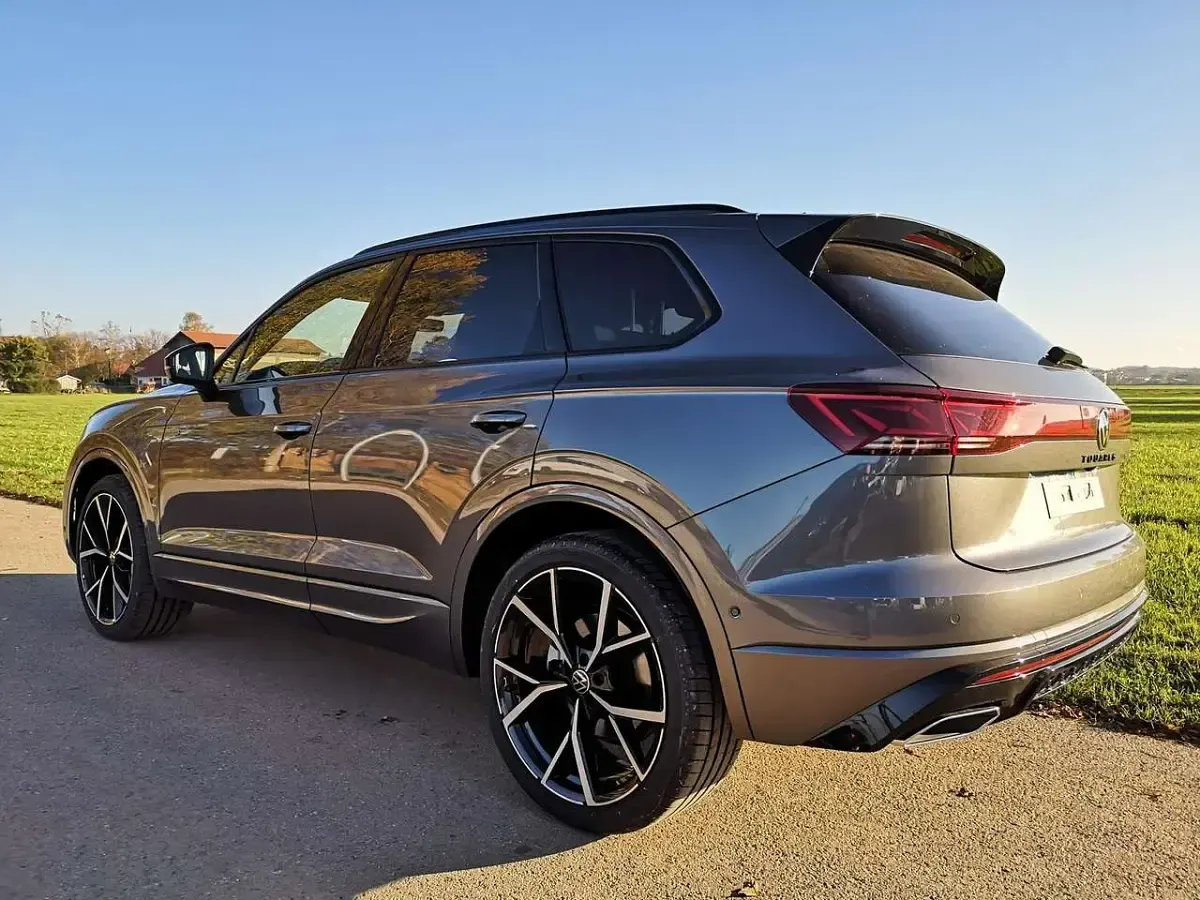 Neu VW Touareg R-line 286 PS (210 kW) 2025 Siliziumgrau metallic SUV