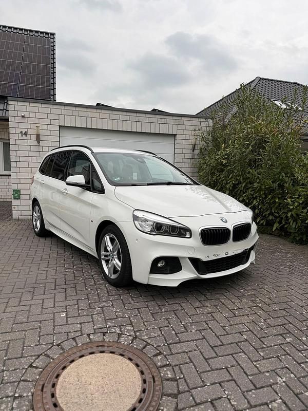 Weiß Gebraucht 2016 BMW 220 Gran Tourer Van / Kleinbus | 16.500 € (Fairer Preis) - Bild 1/4