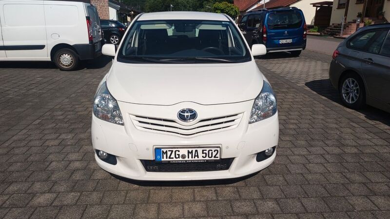 Weiß Gebraucht 2012 Toyota Verso Travel Van / Kleinbus | 5.800 € (Guter Preis) - Bild 1/4