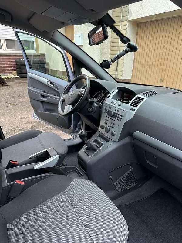 Grau Gebraucht 2009 Opel Zafira Selection Van / Kleinbus | 2.450 € (Guter Preis) - Bild 1/4