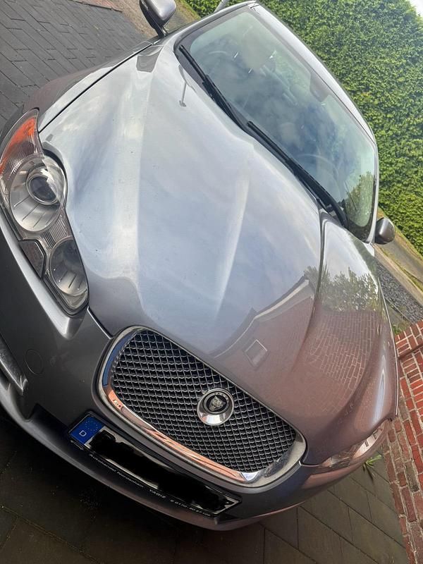 Silber Gebraucht 2010 Jaguar XF Limousine | 5.450 € (Superpreis) - Bild 1/4