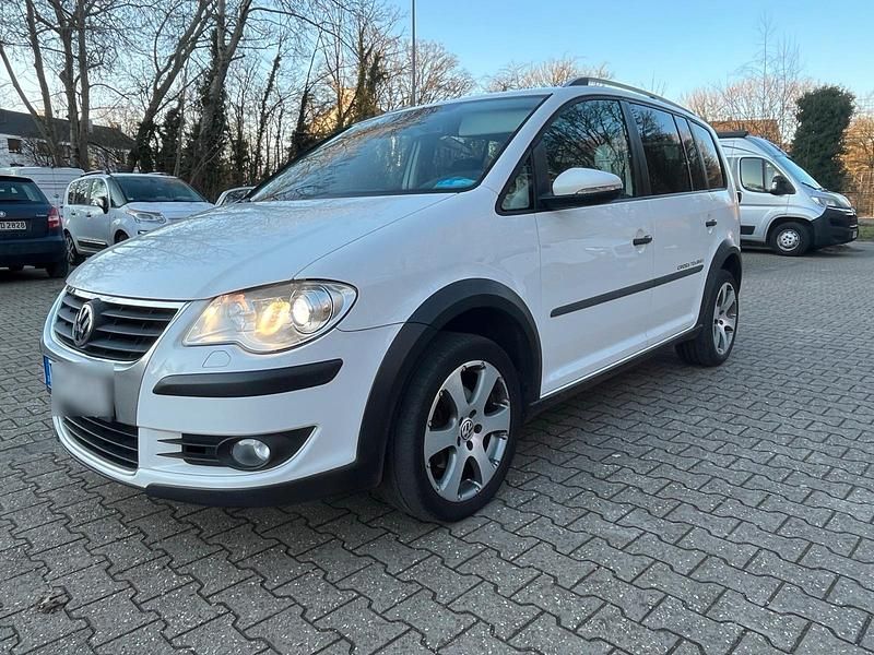 Weiß Gebraucht 2009 VW Touran Cross Van / Kleinbus | 7.550 € (Fairer Preis) - Bild 1/4
