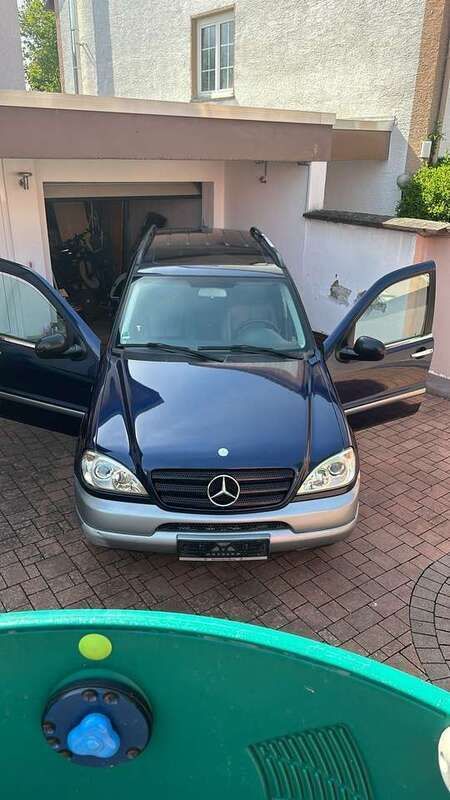 Blau Gebraucht 2000 Mercedes ML320 SUV | 3.333 € (Guter Preis) - Bild 1/4