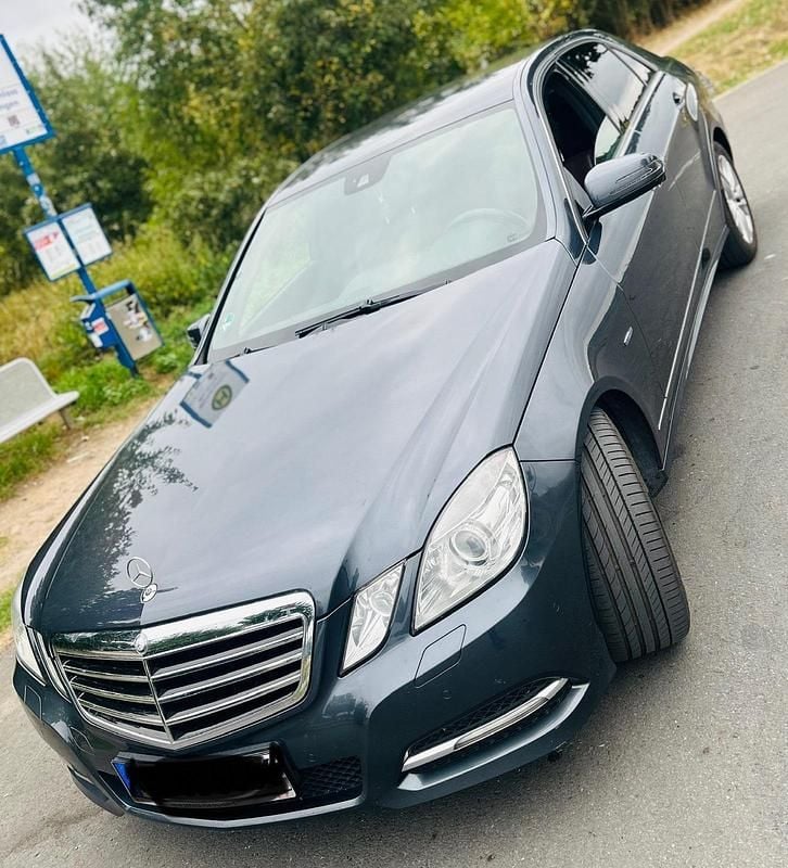 Grau Gebraucht 2011 Mercedes E200 Limousine | 7.999 € (Superpreis) - Bild 1/2