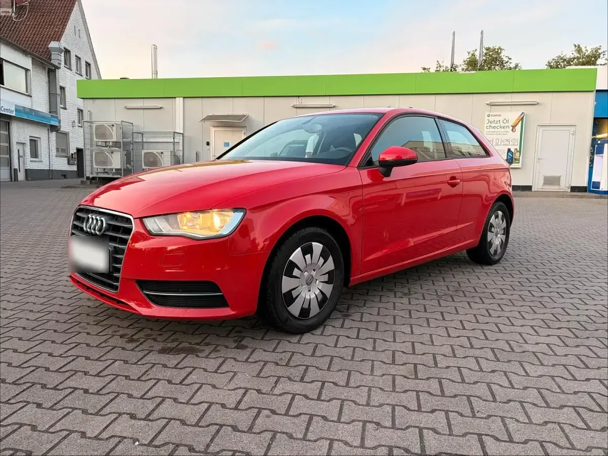 Gebraucht Audi A3 Attraction 105 PS (77 kW) 2013 Rot Kleinwagen