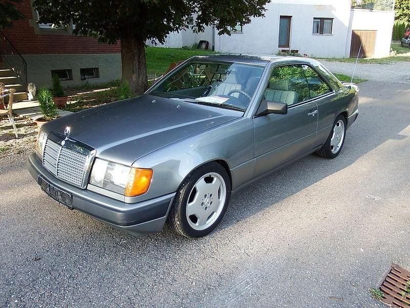 Gebraucht Mercedes 300 132 PS (97 kW) 1987 Blau Coupé