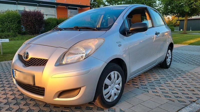 Silber Gebraucht 2010 Toyota Yaris Kleinwagen | 1.700 € (Guter Preis) - Bild 1/4