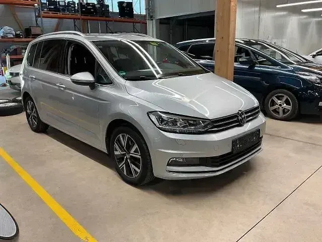 Gebraucht VW Touran Highline 150 PS (110 kW) 2023 Silber Van / Kleinbus