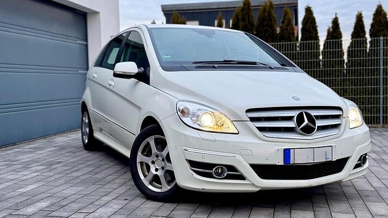 Gebraucht Mercedes 200 140 PS (102 kW) 2011 Weiß Kleinwagen