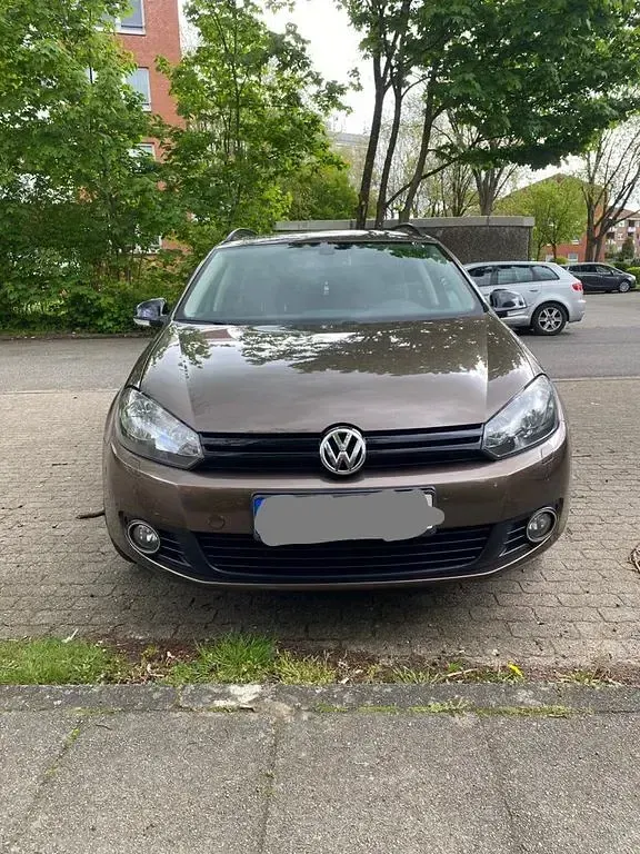 Gebraucht VW Golf VII Match 105 PS (77 kW) 2012 Braun Limousine