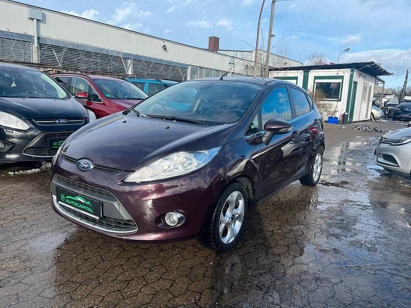 Gebraucht Ford Fiesta Titanium 97 PS (71 kW) 2011 Rot Kleinwagen