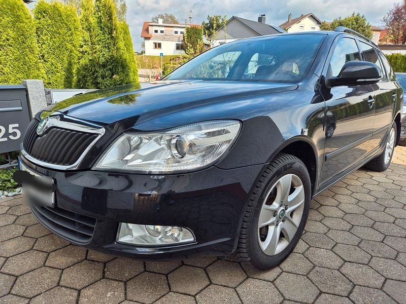 Schwarz Gebraucht 2012 Skoda Octavia Kombi | 7.400 € (Fairer Preis) - Bild 1/4
