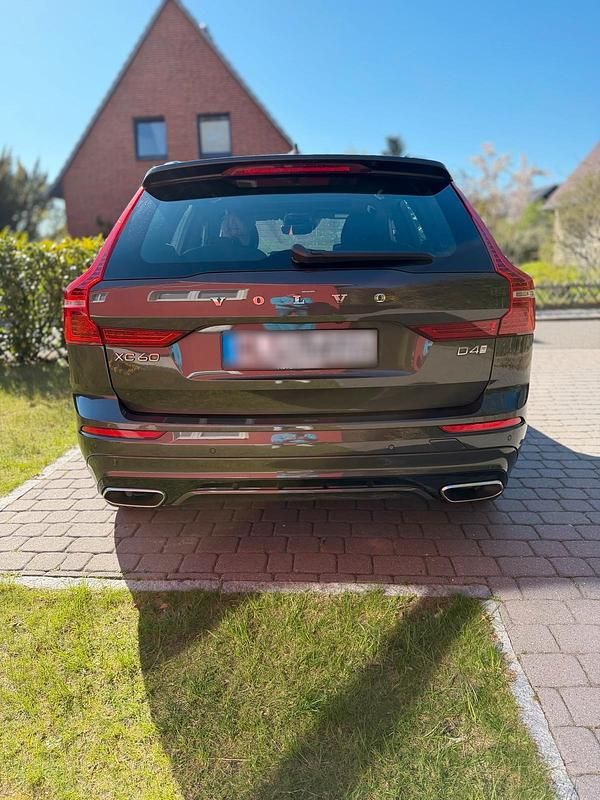 Gebraucht Volvo XC60 R-Design 140 PS (102 kW) 2020 Grau SUV