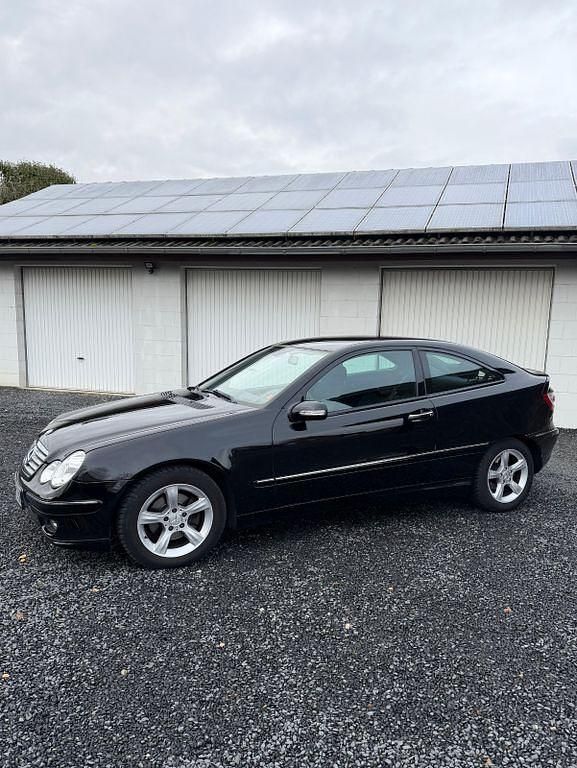 Schwarz Gebraucht 2006 Mercedes C160 Coupé | 3.700 € (Teuer) - Bild 1/4