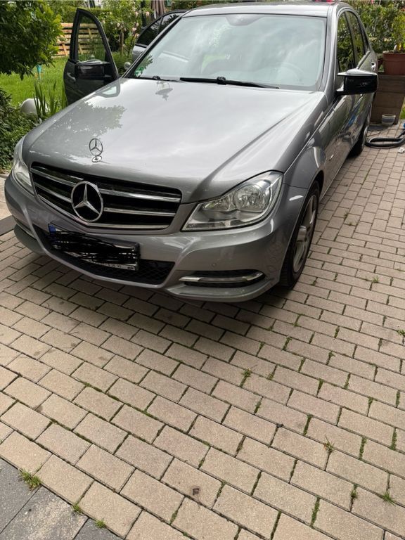 Grau Gebraucht 2012 Mercedes C180 Limousine | 7.600 € - Bild 1/4
