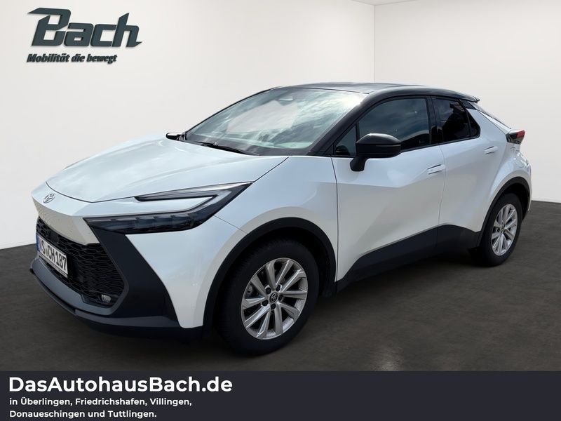 Platinumweiß/schwarz Gebraucht 2024 Toyota C-HR Team SUV | 35.160 € (Etwas zu teuer) - Bild 1/4