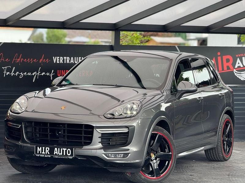 Grau Gebraucht 2016 Porsche Cayenne GTS SUV | 47.900 € (Teuer) - Bild 1/4