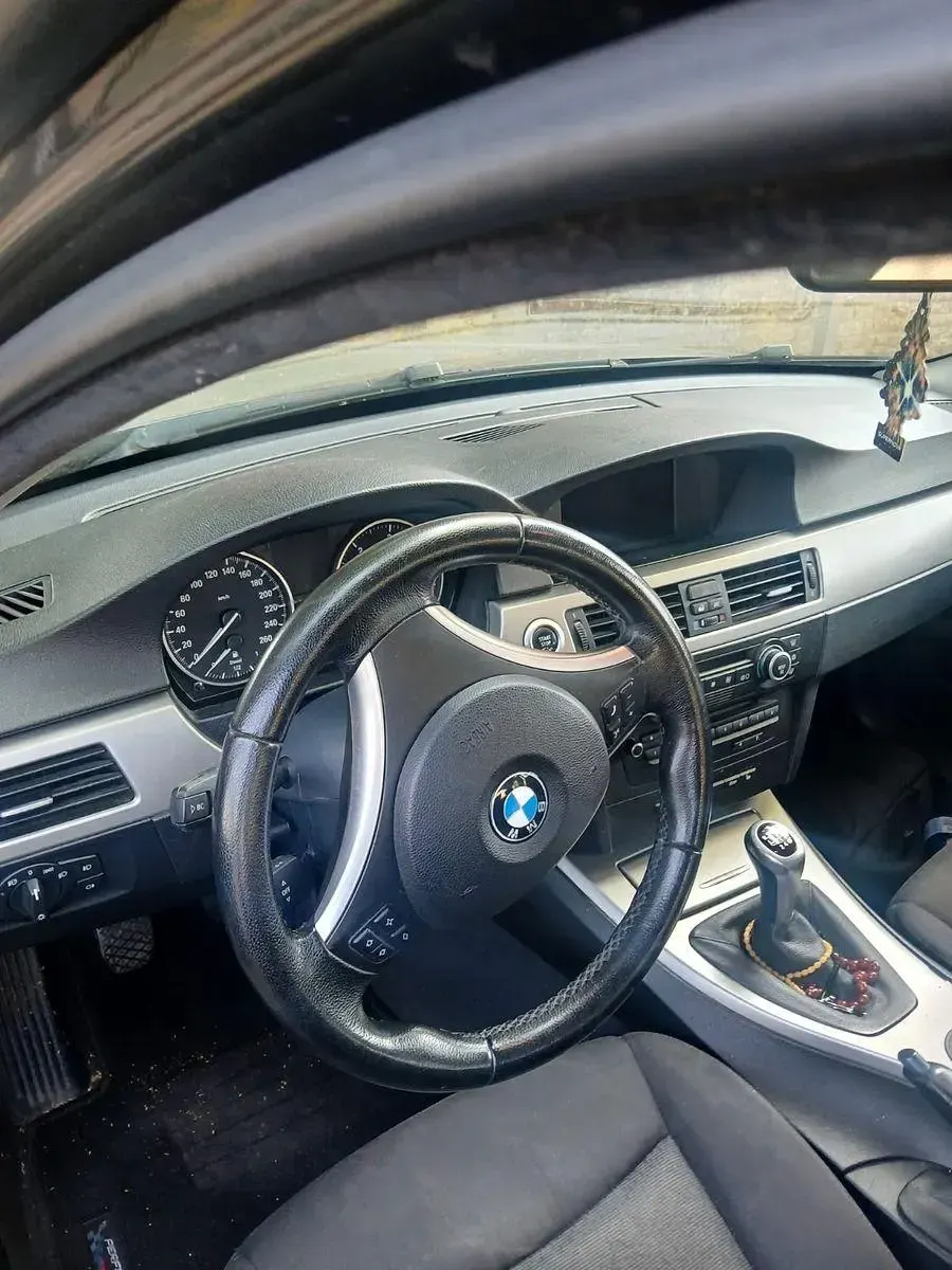 Gebraucht BMW 320 177 PS (130 kW) 2008 Schwarz Kombi