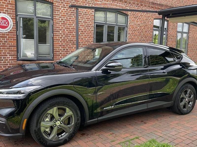 Schwarz Gebraucht 2022 Ford Mustang Mach-E SUV | 31.900 € (Superpreis) - Bild 1/4