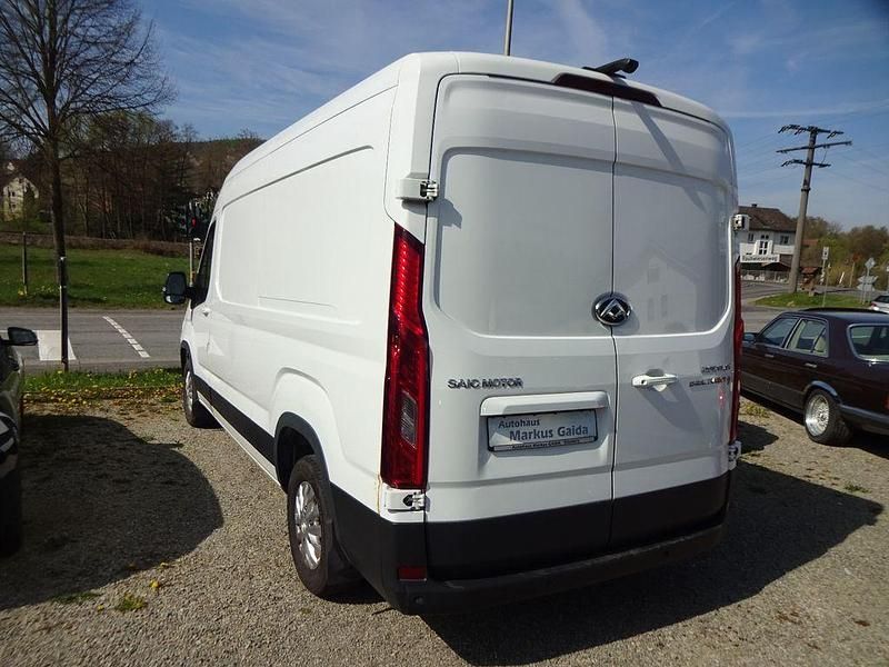 Second-hand Maxus V90 125 CP (91 kW) 2023 Alb Van