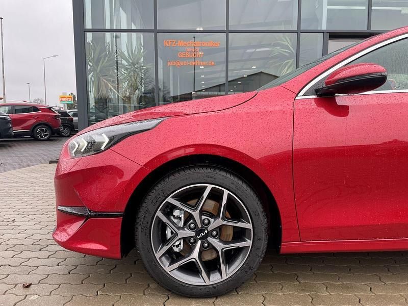 Neu Kia Ceed Spirit 140 PS (102 kW) 2025 Rot Kleinwagen