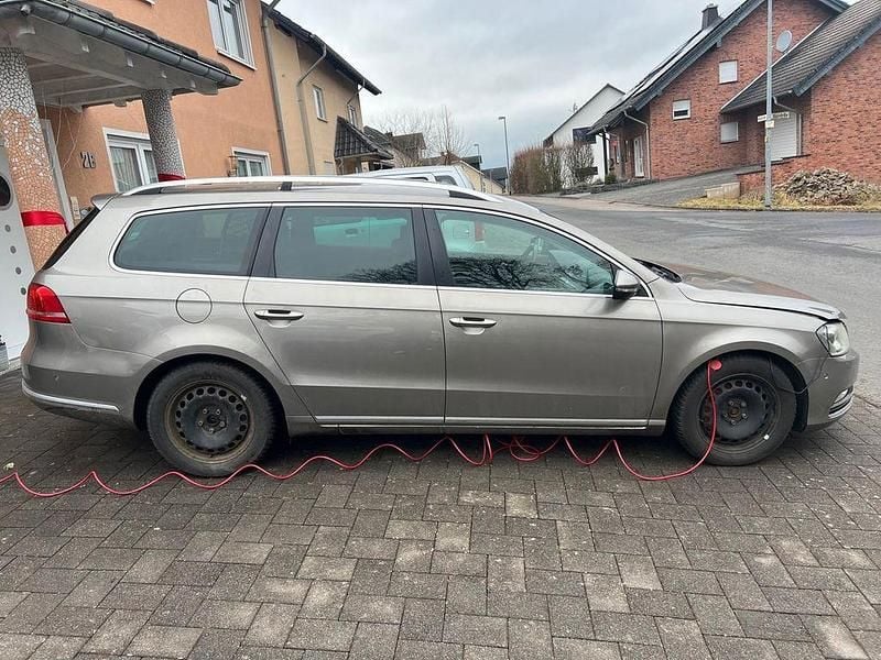 Gebraucht VW Passat Comfortline 160 PS (117 kW) 2012 Braun Limousine