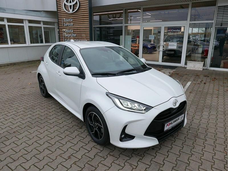 Gebraucht Toyota Yaris Team 125 PS (91 kW) 2023 Platinum white pearl mc. Kleinwagen