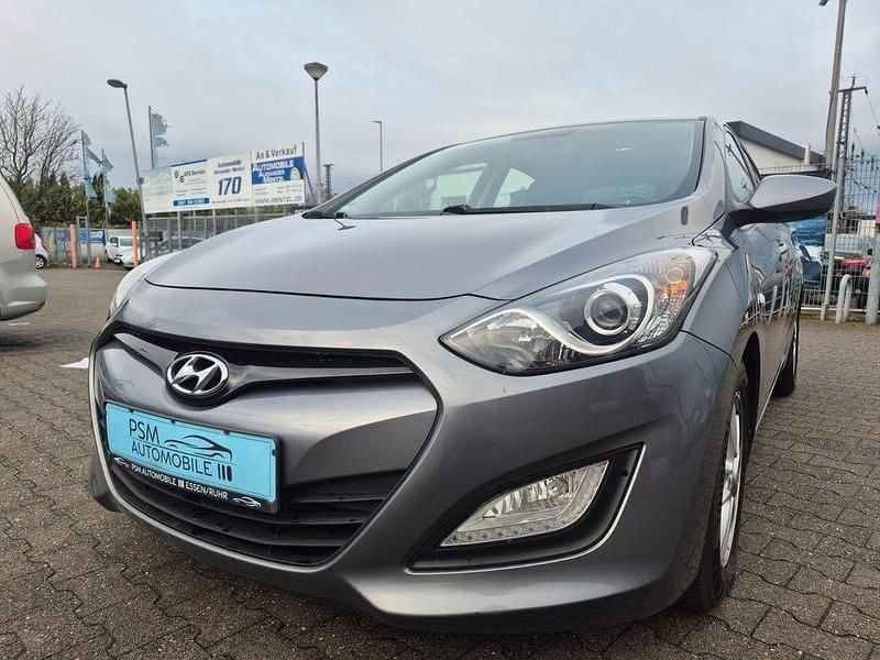 Grau Gebraucht 2013 Hyundai i30 Edition Limousine | 5.999 € (Guter Preis) - Bild 1/4