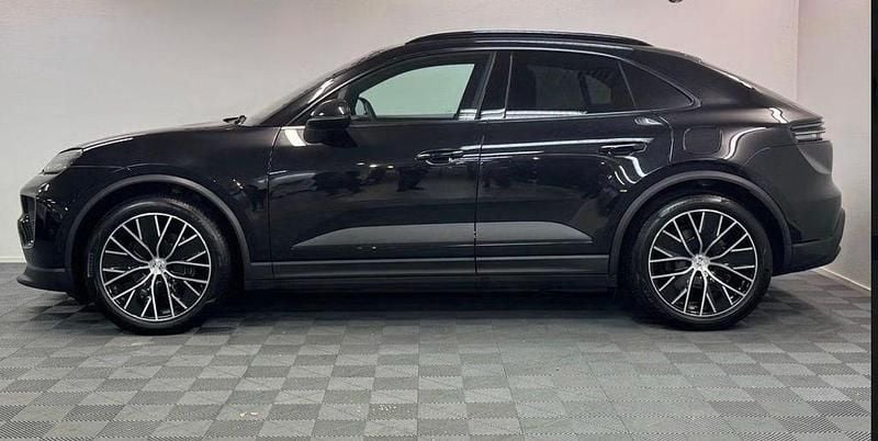 Gebraucht Porsche Macan 4 Electric 300 kW (408 PS) 2025 Tiefschwarz SUV