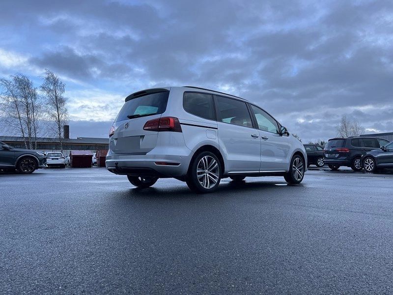 Silber Gebraucht 2020 VW Sharan Highline Van / Kleinbus | 39.689 € - Bild 1/4