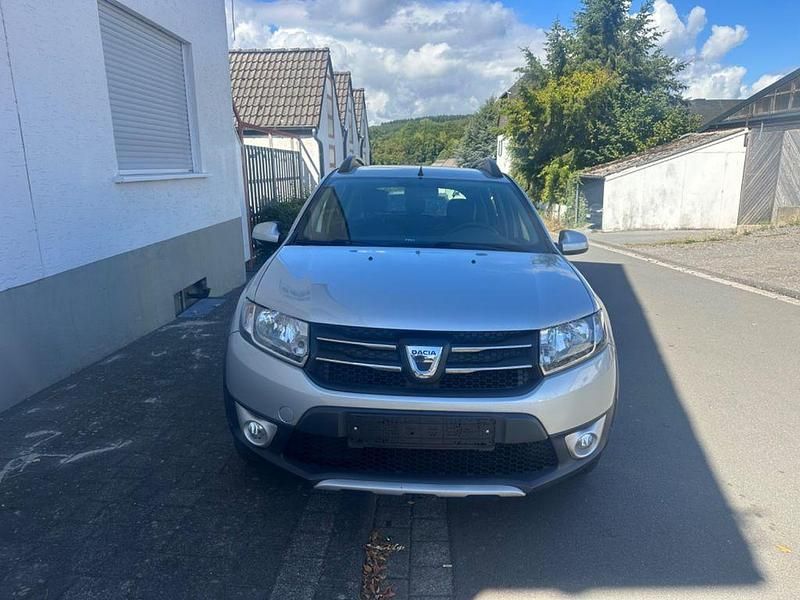 Grau Gebraucht 2013 Dacia Sandero Prestige Kleinwagen | 4.100 € (Guter Preis) - Bild 1/4