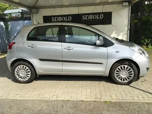 Gebraucht Daihatsu Charade 99 PS (72 kW) 2012 Silber Kleinwagen