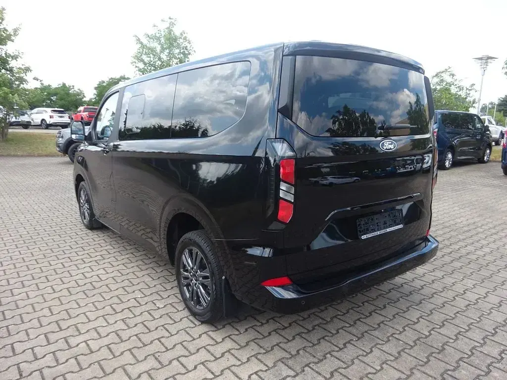 Gebraucht Ford Tourneo Titanium 170 PS (125 kW) 2025 Schwarz Van / Kleinbus