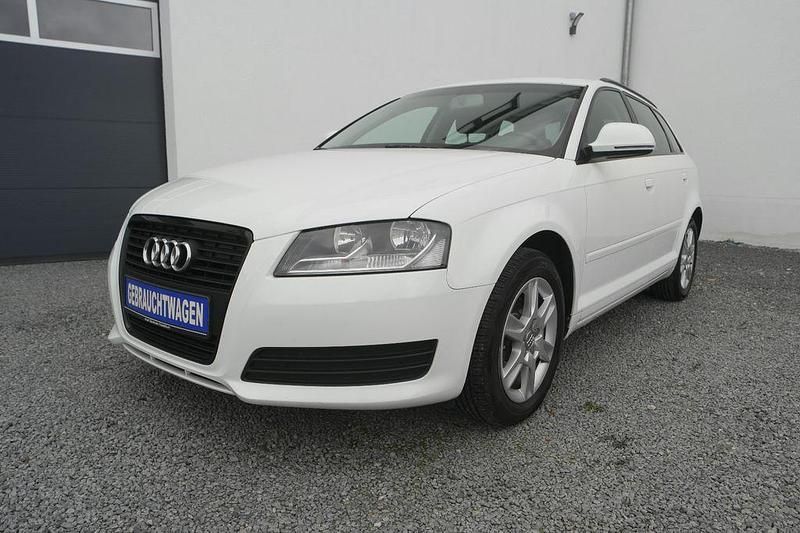 Weiß Gebraucht 2010 Audi A3 Sportback Attraction Limousine | 5.400 € (Guter Preis) - Bild 1/4
